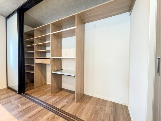 【完成予想図】 | トラストステージ　新座市畑中2丁目９期　全15区画（朝霞店） | 【弊社プラン例：収納スペース】
便利な収納スペースもこだわりたい部分。家族構成やライフスタイルに合わせてWICやSIC、パントリーなどを作りませんか？
※画像にはオプション商品も含まれております。