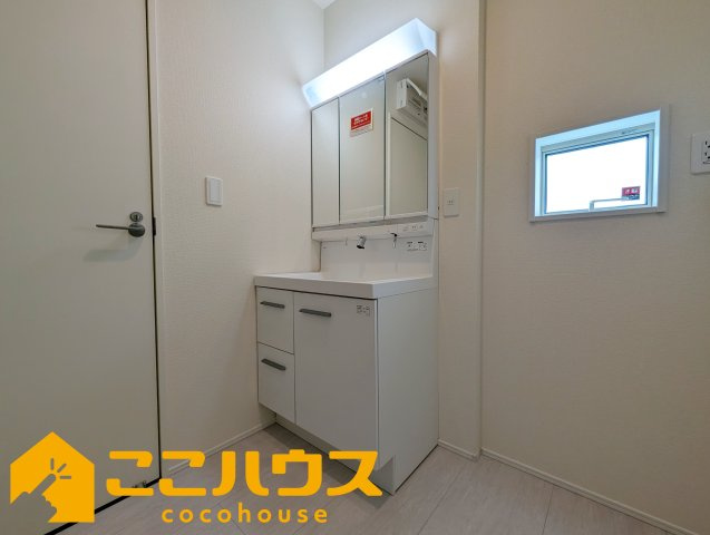 南城市玉城親慶原　新築戸建て　全2棟　2号棟の独立洗面台|独立洗面台は収納豊富な三面鏡