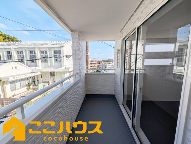 南城市玉城親慶原　新築戸建て　全2棟　2号棟のバルコニー|隣の廊下からも出入りができる2WAYバルコニー♪