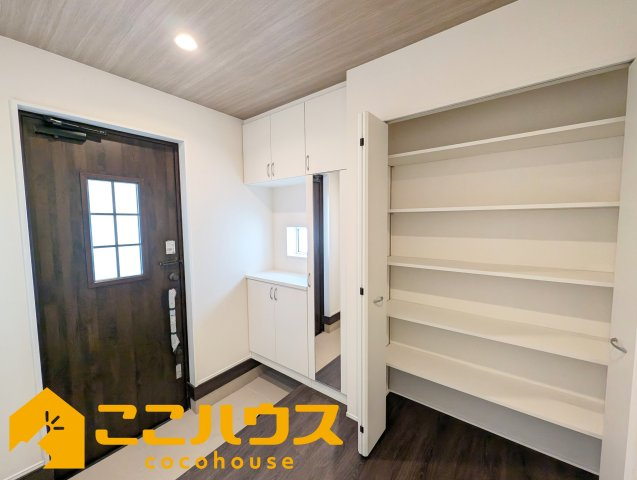 南城市玉城親慶原　新築戸建て　全2棟　2号棟の玄関|大容量のシューズボックス