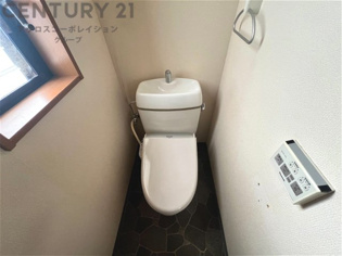 温水洗浄便座付トイレは温水洗浄機能により、暖かい水でおしりを洗浄することができ、冷たい水を使う従来の便座に比べ、温水洗浄機能で暖かいトイレを提供し、快適な使用を可能にします。