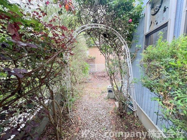 ■藤沢市遠藤　中古戸建の庭|植栽に囲まれたお庭の入り口にはアーチがあり、優しい雰囲気を演出しています☆