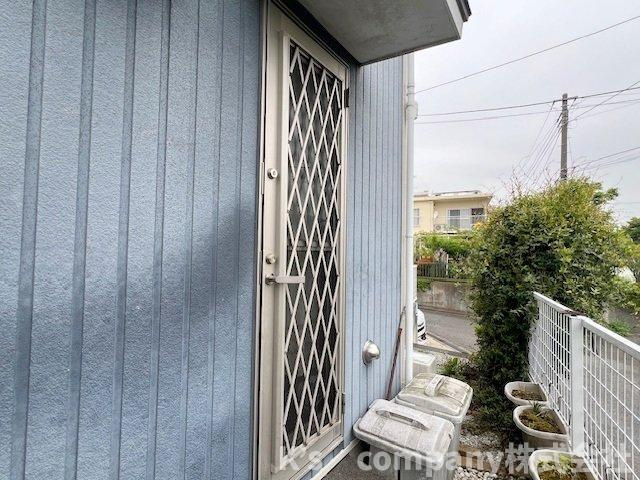 ■藤沢市遠藤　中古戸建のその他|東側にはキッチンにつながる勝手口があり、ゴミ出しや荷物の出し入れがスムーズです◇