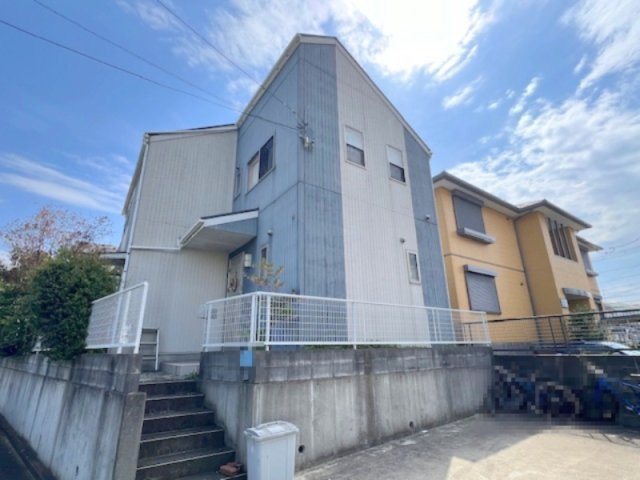 ■藤沢市遠藤　中古戸建の外観|淡いブルーと白の外壁が爽やかで上品な印象の外観で、落ち着いた色合いです♪