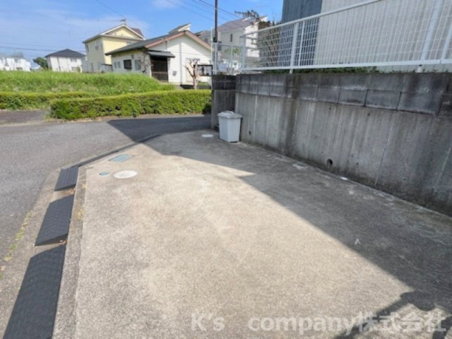 ■藤沢市遠藤　中古戸建の駐車場|駐車スペース◇前面道路は交通量が少なく、駐車が苦手な方でもゆっくりと車の出し入れができます◇