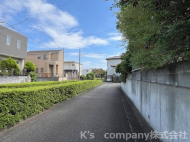 ■藤沢市遠藤　中古戸建の前面道路含む現地写真|前面道路は周辺の住民の方の利用が中心で、交通量が少なく穏やかな住環境です◇