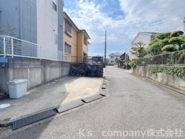 ■藤沢市遠藤　中古戸建の前面道路含む現地写真|静かな住環境に加え、角地ならではのゆとりの開放感を感じられます◇