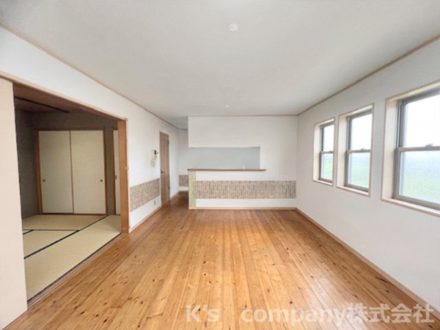 ■藤沢市遠藤　中古戸建の居間・リビング|南向きリビングで陽当たりが良好です◇窓が多く設置されていて明るい日差しが差し込む心地の良い空間です♪こちらの写真はCG加工で家具等を消しています。