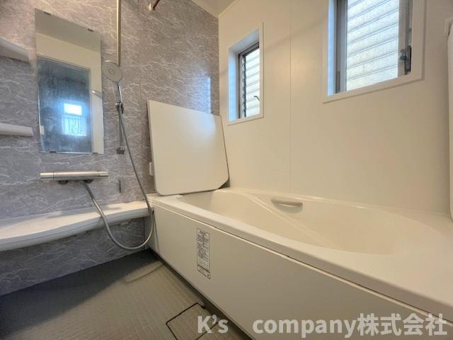 ■藤沢市遠藤　中古戸建の浴室|グレーのアクセントパネルが洗練された印象の浴室スペース◇日々の疲れを癒す上質な空間です◇