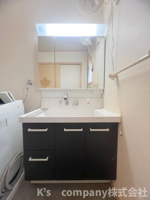 ■藤沢市遠藤　中古戸建の独立洗面台|三面鏡の内側には小物収納が充実しています☆