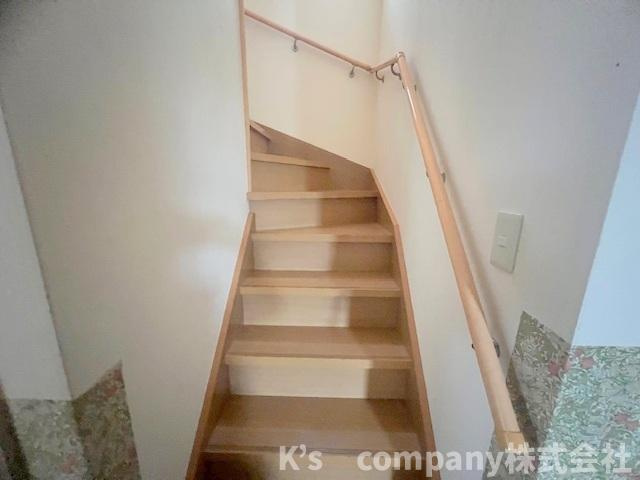 ■藤沢市遠藤　中古戸建の内装|手すり付きの階段☆小さいお子様やご年配にも優しい仕様です☆