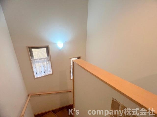 ■藤沢市遠藤　中古戸建の内装|階段部分に窓が２カ所あり、自然光が差しこむ階段スペース◇