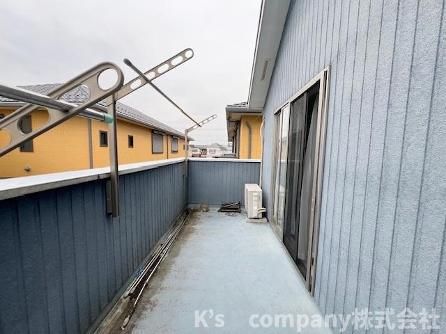 ■藤沢市遠藤　中古戸建のバルコニー|2階の洋室2部屋から出入りのできるワイドバルコニー☆ゆったりとした広さがあり布団干しも快適に行えます☆