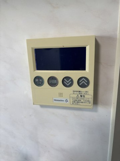【キッチン】 | 鶴川２丁目団地 | 給湯リモコンです。キッチンにいながら、お湯張、追い焚きの操作が出来て助かりますね。