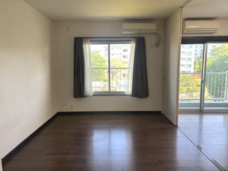 【洋室】 | 鶴川２丁目団地 | 引戸を引き込むことでダイニングキッチンと一体の広々空間として利用可能な間取となっております。