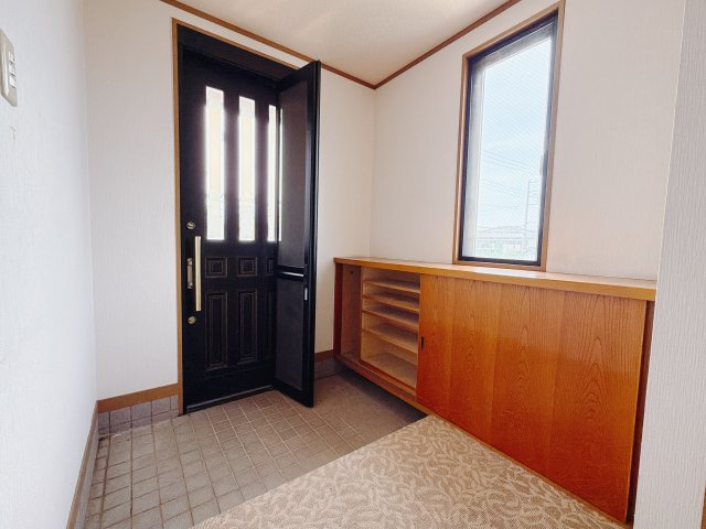 【中古戸建】渋川市半田の玄関|■玄関｜毎日の「いってらっしゃい」や「お帰りなさい」を大切なご家族と過ごす玄関は〈使いやすさ〉を追求しております。玄関横の物入は急な来客時でもさっとお片付けできるスペースを確保しています。