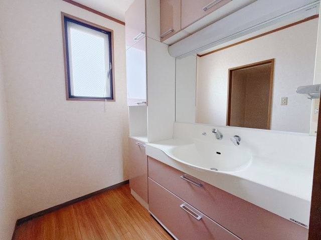 【中古戸建】渋川市半田の独立洗面台|■洗面室｜ゆとりのある洗面脱衣室ではお子様と並んで歯磨きもできるので一緒に成長を楽しめます♪ひろびろとした洗面室で、朝の準備も楽しくなります☆.*