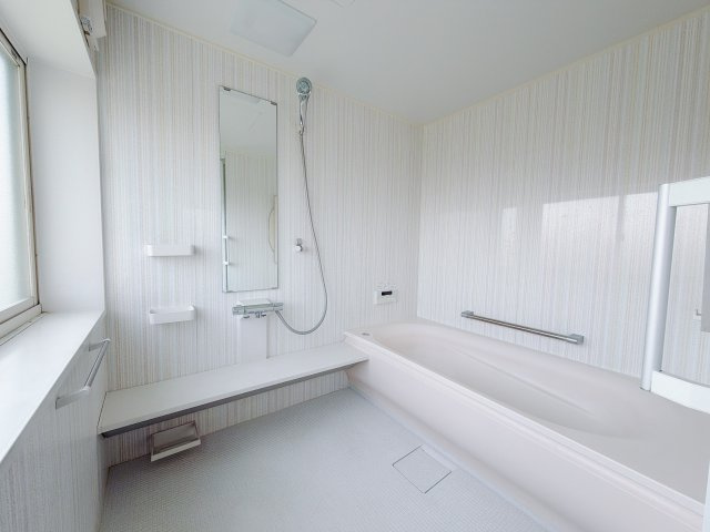 【中古戸建】渋川市半田の浴室|■浴室｜デザイン性に優れた浴室♪1日の疲れを癒す、ゆったりとしたバスタイムをぜひお過ごしください(*＾＾*)大きな窓付きで嬉しい♪