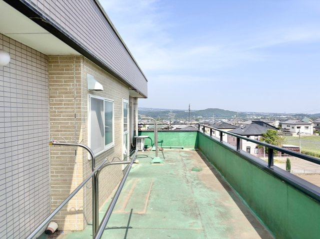 【中古戸建】渋川市半田のバルコニー|■バルコニー｜広さが特徴的なワイドバルコニー♪お子様が小さいうちはプールを置いて遊ぶこともできます。大切なペットも安心して走り回れる広さを確保しております。お布団もたくさん干せて便利です！