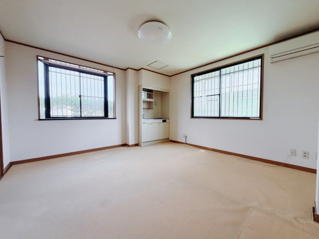 【中古戸建】渋川市半田の洋室|■洋室｜お子様の一人部屋にピッタリな洋室。木のぬくもりを感じるフローリングは、天然木の味わいが時とともに深みを増していきます。また、傷にも強く、フリーワックスでお手入れもラクラクです♪
