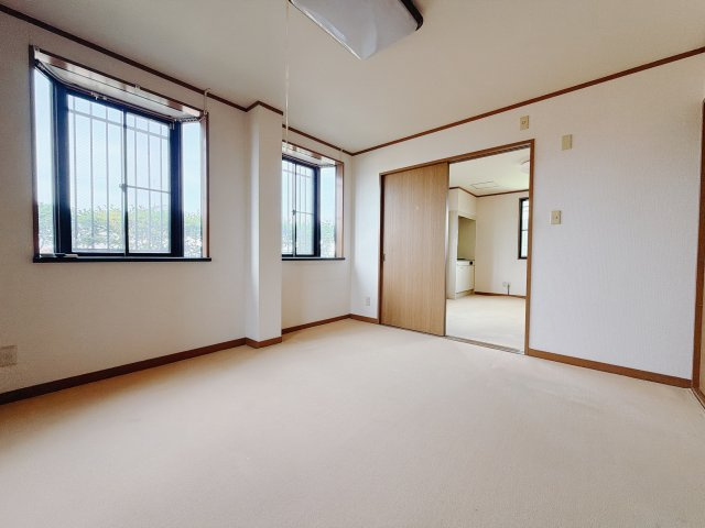 【中古戸建】渋川市半田の洋室|■洋室｜子供部屋のメリットは「自立心を養うことができる」「自分で整理整頓できるようになる」そして、お子様が成長した際には「プライバシーを確保できる」といい事だらけ♪