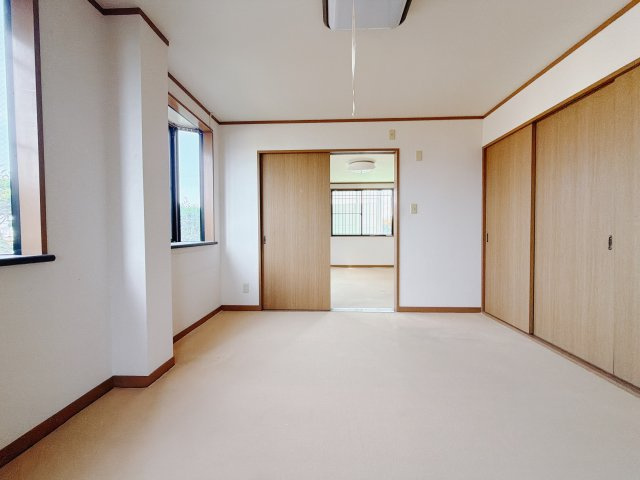 【中古戸建】渋川市半田の洋室|■洋室｜ナチュラルカラーの床です。模様替えなどとても楽しく工夫できます♪陽当たり、風通しもとても良いので毎日快適な生活スタートです！子供部屋にも良いですね♪