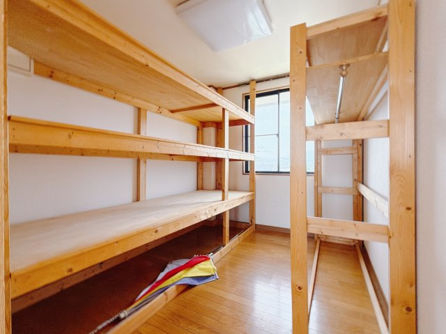 【中古戸建】渋川市半田の収納|■WIC｜主寝室には夢のウォークインがございます♪お洋服やバッグだけでなく、増えていくお洋服やご家族での思い出の品もしっかりと収納します( ＾＾ )