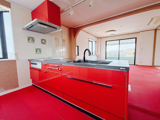 【中古戸建】渋川市半田のキッチン|■キッチン｜大きなお鍋や調理用具のも出し入れラクラクな収納がたっぷり！毎日使う場所だからこそ、無理のない姿勢で作業できるのは嬉しいポイントですね(*＾＾*)♪