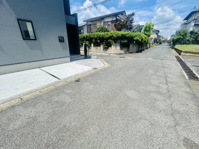 グラファーレ佐倉市井野３１期の前面道路含む現地写真