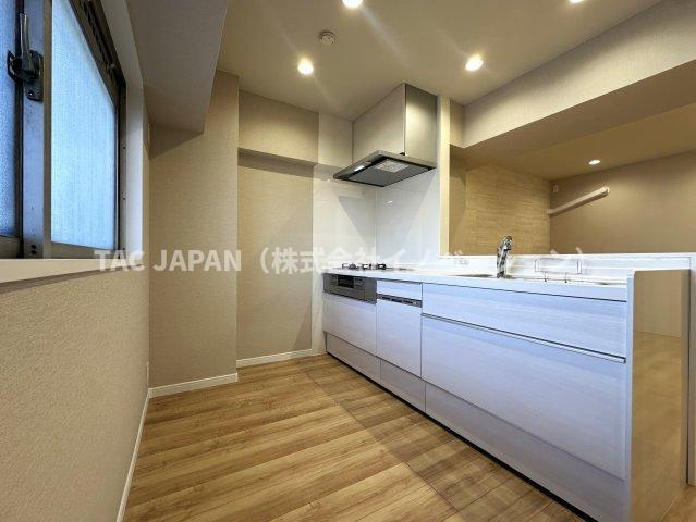 朝日江戸川橋マンションのキッチン|快適な新生活をスタートできる新品のシステムキッチン。食事の時間がバラバラでも最後の人がスイッチONで洗い物が完結できるビルトイン食器洗浄乾燥機・便利な浄水シャワー栓・ガラストップ三口コンロを完備。