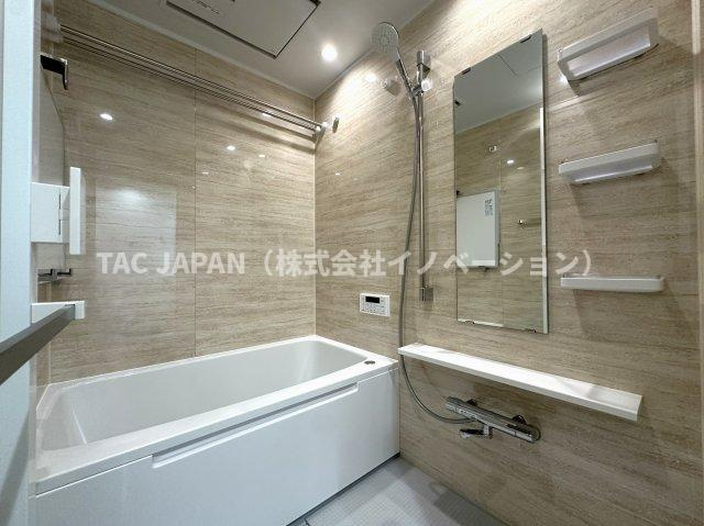 朝日江戸川橋マンションの浴室|ワンタッチでお湯張りや追炊ができるオートバスと足を伸ばせる浴槽で24時間いつでも快適にリフレッシュできる新品浴室。雨のお洗濯や日頃のメンテナンスなどに役立つ浴室換気乾燥機もしっかり完備しています。