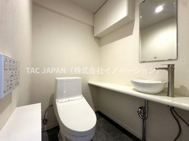 朝日江戸川橋マンションのトイレ|洗練されたデザインと落ち着いた色調が生む、清潔感あふれる上質な空間。使い心地にこだわった、快適で心地よいパウダールーム。