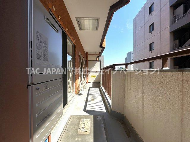 朝日江戸川橋マンションのバルコニー|心地よい日差しがふんだんに注ぐ開放的なバルコニー。ロケーションの良さはもちろん、風通しも良く不思議と空が近く感じられます。