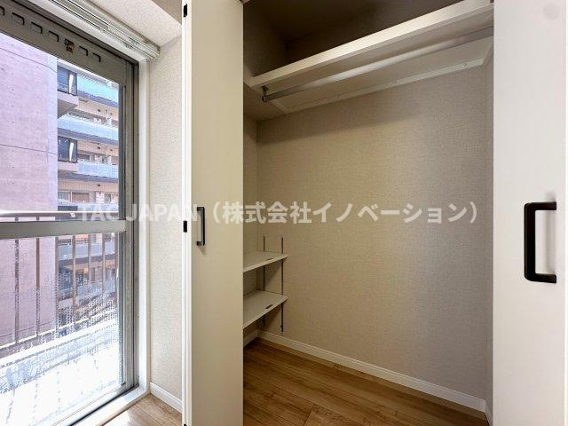 朝日江戸川橋マンションの収納|各お部屋やリビングには衣装ケースや段ボールもマルっと収納できるクローゼットをしっかり完備しています。