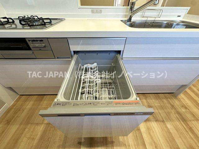 朝日江戸川橋マンションのキッチン|【ビルトイン食器洗浄乾燥機】
食事の時間がバラバラでも最後の人がスイッチONすれば洗い物が完了。家事の時短に大活躍のビルトイン食器洗浄乾燥機。