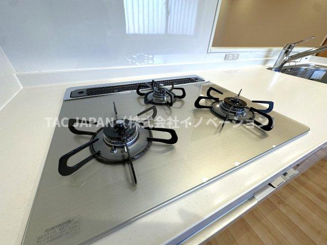 朝日江戸川橋マンションのキッチン|【ガラストップ3口コンロ】
焼物を作りながら炒め物や煮込みも同時に調理！お調理の幅が広がる3口コンロ（お手入れ楽々ガラストップタイプ）。
