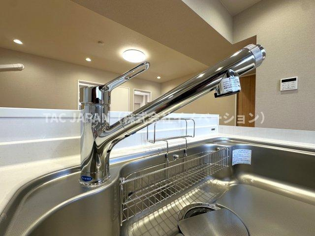 朝日江戸川橋マンションのキッチン|【浄水シャワー栓】
水質をワンタッチで切換えられて場所を取らない浄水シャワー栓。