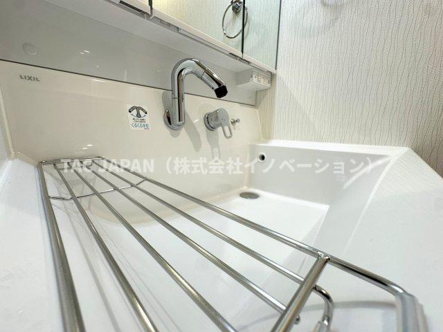 朝日江戸川橋マンションの洗面所|【清潔感ある洗面ユニット】
つなぎ目が無くお手入れ楽々シームレス洗面ユニット。