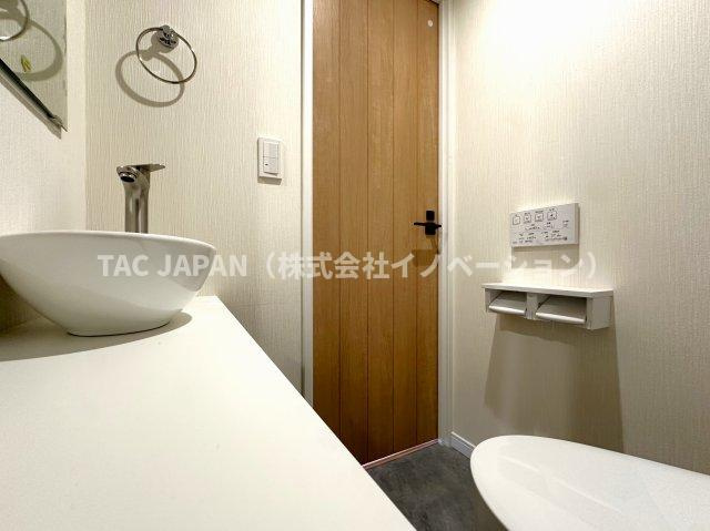 朝日江戸川橋マンションのトイレ|洗練されたデザインと落ち着いた色調が生む、清潔感あふれる上質な空間。使い心地にこだわった、快適で心地よいパウダールーム。