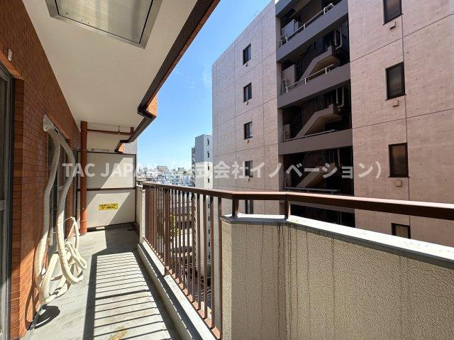 朝日江戸川橋マンションの展望|【ロケーション】
どこまでも青空が続くスポット的にひらけた9階からの素晴らしいロケーション。眺めの良さはもちろん、日当り・風通しも良く不思議と空が近く感じられる癒しの風景。