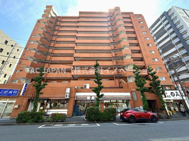 朝日江戸川橋マンションの外観|【1983年3月築・全90邸】
都心の利便性と静けさが両立する文京区関口1丁目の街並みの中で『朝日江戸川橋マンション』は築後約43年の時を経ても褪せることなくその存在感をアピールしています。