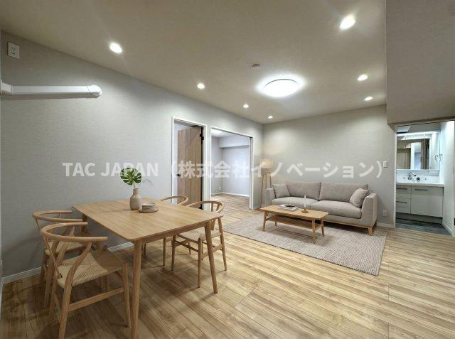 朝日江戸川橋マンションの居間・リビング|アクセントクロス（壁紙）を配し趣ある上質な空間を創造。収納も備えた生活動線の中心にリビングがある暮らしは快適な生活リズムを生み出します。
 ※家具はCGにより装飾しています。