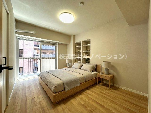 朝日江戸川橋マンションの洋室|バルコニーから朝日がふんだんに注ぐ洋室（約6.2帖）。化粧棚と衣装ケースや段ボールもマルっと収納できるクローゼット完備で日頃からスッキリお過ごしいただけます。
※CGにより主寝室に装飾しています。