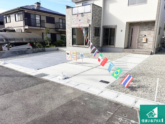 神戸市西区秋葉台　第4期　新築一戸建ての駐車場|並列３台駐車可能！ゆとりの駐車スペースで車庫入れもスムーズ！

