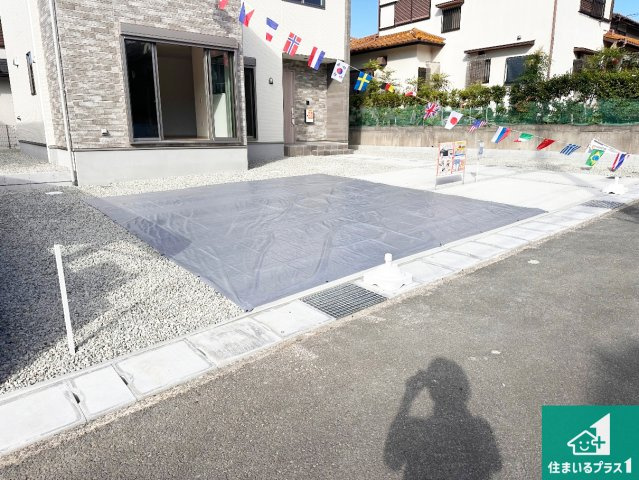 神戸市西区秋葉台　第4期　新築一戸建ての前面道路含む現地写真|周辺は閑静な住宅街！前面道路広々で車の出し入れも便利です。駐車が苦手な方でも安心して車庫入れできます！