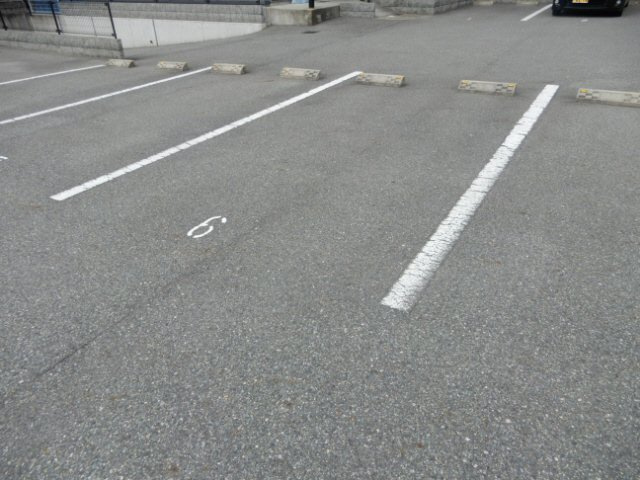 レオパレス翼Ⅵの駐車場