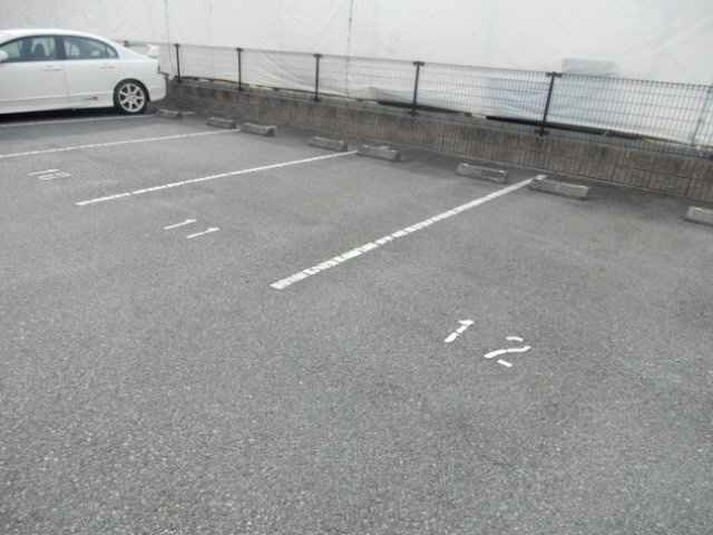 レオパレスウェストスターの駐車場