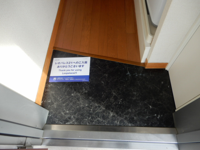 レオパレスウェストスターの玄関