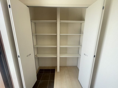 【玄関】 | 南城市大里高平（全3棟）1号棟 | 1号棟　十分な収納対玄関♪