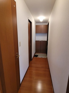 【内装】 | コモンプレイス | キッチン側から見た玄関ホールです。